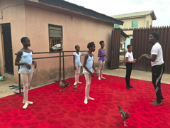 Une école de ballet gratuite au Nigeria : Une école de ballet gratuite au Nigeria : danser avec les poules