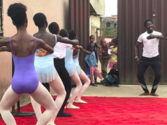 Une école de ballet gratuite au Nigeria : les enfants du voisinage sont fascinés !