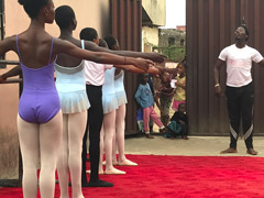 Une école de ballet gratuite au Nigeria : les enfants du voisinage sont fascinés !