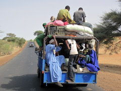 La route qui mène à la frontière entre la Sénégal et le Mali